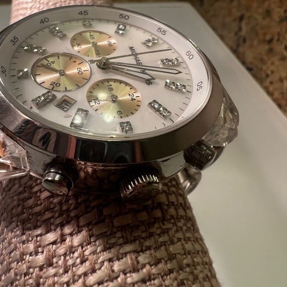 SOLD Michael Kors Silver 5235 Watch New Battery and Clear 5.5” Band - Picture 4 of 11